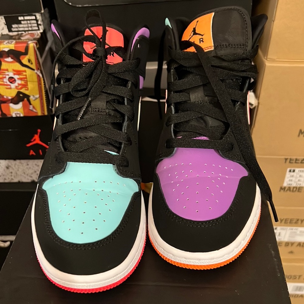 Jordan mids 1s